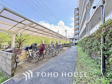 マンション駐輪場は空き状況などお気軽にお問い合わせを！周辺環境に馴染む美しい外観と高い機能性が魅力の邸宅です。光と風が通り抜ける開放的な設計が日々の暮らしに寄り添い上質な時間を末永く育んでくれますね。