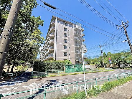 季節感を演出する多彩な樹木と豊かな彩りが重なり心地よい場所となることでしょう。四季折々の自然の表情が住まう人の心を癒やし、毎日の暮らしに安らぎと鮮やかな彩りを添える、贅沢な私邸のプライベート空間です。