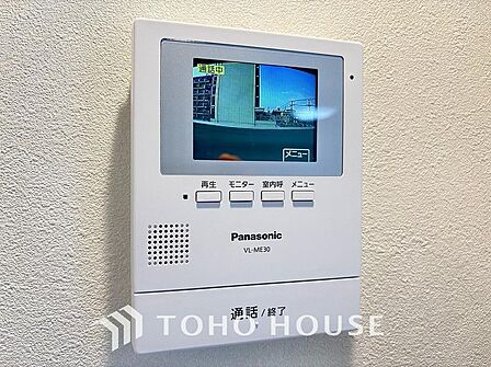 「見える安心」を実現するTVモニター付きインターホンを設置。来訪者の顔を室内から一目で確認できるため、防犯性が高く、お子様の留守番時も安心です。家族の安全を守る確かな配慮を、ぜひ現地でお確かめ下さい