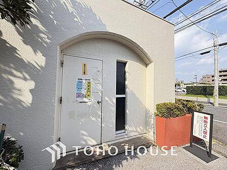 24時間ゴミステーションは曜日や時間を気にせず室内の衛生を保てる設備です。日中忙しい共働き世帯や単身者の物件選びにおいて生活の自由度を高めるポイントとして常に高い支持と圧倒的な訴求力を誇ります。