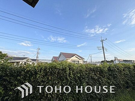 豊かな眺望にふさわしい空間は、通風・採光に優れ、心地よい光と風があふれています。明るい陽ざしが差し込む開放的なリビングとも繋がり、毎日の暮らしに上質な癒やしと特別な時間を届けてくれる素敵な住まいです。