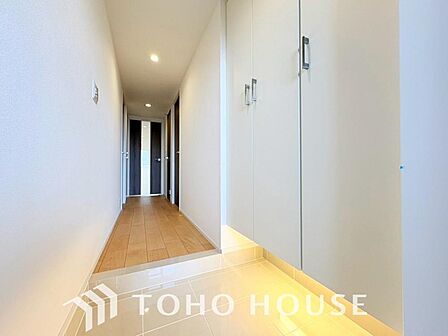 温かみのある色合いでデザインされた玄関は、優しく心地よい雰囲気に満ちています。一日の疲れを癒やし、思わず早く帰りたくなるような安心感にあふれる住まいです。心からリラックスできる安息の空間が広がります。