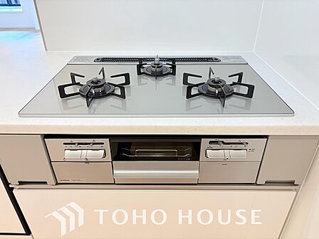 お料理の幅が広がる3口ガスコンロを採用。複数のメニューを同時に効率よく調理できるため、忙しい夕食の準備も手際よくこなせます。強火力で炒め物も美味しく仕上がり、毎日の食卓をよりゆたかに彩るキッチンです。