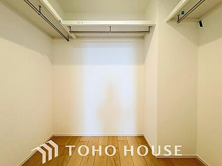 たっぷりと荷物を入るよう広々としたウォークインクローゼットを完備。使い勝手の良さを追求しております。衣類だけでなく、季節家電やスーツケースもすっきりと収まり、お部屋の美しさと広さをキープできる収納に。