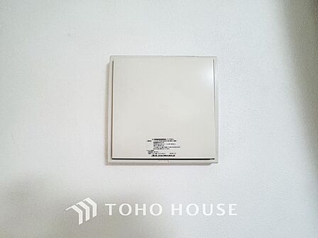 「24時間換気システム」従来の自然換気とは異なり、強制的に室内の空気の入れ替えを自動的に行う事を可能とした「換気設備」です。シックハウス症候群対策としても重要な設備です。