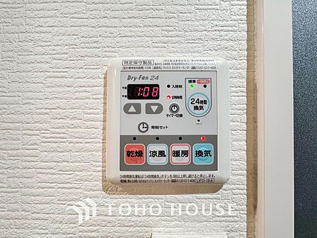「浴室換気乾燥暖房機」その名のとおり、乾燥・暖房・換気・涼風・24時間換気と年間を通じて活躍してくれる多機能アイテムです。雨の日のお洗濯物干しからシックハウス対策まで幅広く活躍してくれます。