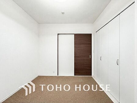 家具の配置がし易い室内です。趣味の部屋としても、充分な広さを確保しております。柔らかな自然光が差し込む心地よいお部屋は、アレンジ次第で自分だけの特別な場所に。日々の暮らしがより豊かに彩られていきます。