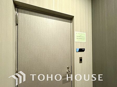 マンション内のライブラリーでは静かで落ち着いた環境のもと読書や作業に集中して取り組むことができます。天候を気にせずいつでも気軽に立ち寄ることができ一人ひとりの大切な時間を豊かに彩る快適な共用施設です。
