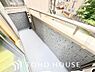 バルコニー：青空を感じられるバルコニーには、爽やかな風が吹き抜け、周辺には戸建住宅街の景色が広がります・・・。その豊かな眺望にふさわしい住空間には、通風と採光にも優れ、心地よい光と風があふれる設計となっています。