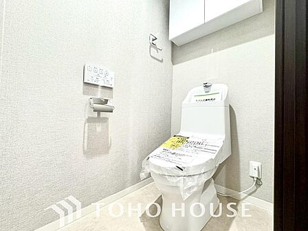 リフォームで付加価値をプラスし、ただの「住まい」ではなく「癒しのある空間」に仕上がっております。充実した収納のシステムキッチンは日々の家事もはかどり、温水洗浄便座やトイレ関係の設備も一新されています。