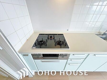 3口コンロは一度に複数のお料理を作ることができるメリットがあります。毎日のキッチンタイムを効率よく。主菜を炒めながら汁物を温め、もう一品も進行。手際よく品数を増やせ、忙しい毎日の夕食作りがスムーズに。