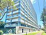 外観：建物の居住性に拘った邸宅は「落ち着き」と「安らぎ」と「快適」を実現してくれます。明るい光が差し込む広々としたリビングは家族が自然と集まる場所となり、何気ない日々の暮らしに豊かな笑顔と温もりを届けます。