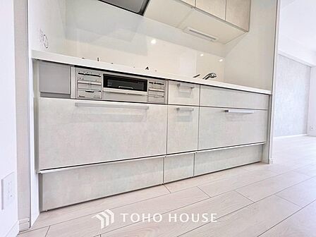 美しく使いやすいキッチン空間。優しい温もりを醸し出すキッチンは、料理のための配慮を随所に注ぎました。作業動線を考えた収納やお手入れしやすい素材を採用し毎日の家事を快適にサポートするこだわりの設計です。