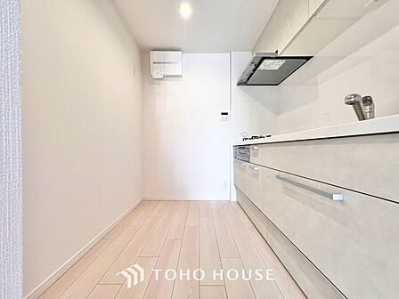 大型の冷蔵庫やレンジボードもしっかり置ける広々としたキッチンスペース。家電をすっきり配置できるゆとりがある為、調理スペースが狭まらず毎日の料理も快適です。家事動線に優れた使い勝手の良い理想のキッチン。