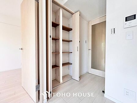建物内部の収納にはとことん拘りました。特に、共有部分に設けた大型収納は、趣味の道具や季節物などお荷物がとても多い方でもスッキリ片付くため安心です。お部屋をいつも広く、綺麗に保てる嬉しい工夫が満載です。