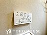 トイレ：1年中温かいので安心して座ることができます。便座カバーも必要ないので、常に清潔に保ち続けることができます。フチのない滑らかな形状でお掃除もしやすく、サッと一拭きで毎日のお手入れが完了する点も魅力です。
