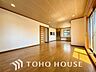 室内：ここから始まる「日常」はご家族にとって大切な時間となります。だからこそ、少しでも豊かに少しでも快適に。溢れる陽光と心地よい風に包まれたこの住まいは、日々の幸せを紡ぎ、家族の輝く未来を永く支え続けます。