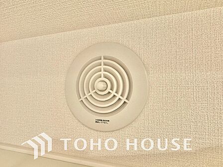 綺麗な家を実現するための設備。常に綺麗な空気を循環することで、お家の中を新鮮な環境にしてくれます。結露の発生を防いで住まいの耐久性を高めるだけでなく、お部屋の隅々まで常に澄んだ空気で満たしてくれます。