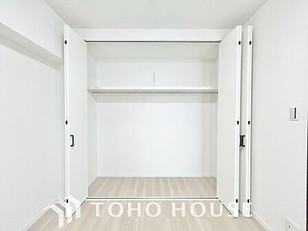 居室にはクローゼットを完備し、自由度の高い家具の配置が叶うシンプルな空間です。衣類や物がすっきりと収まるため、お部屋の広さを有効活用できます。模様替えも楽しみやすく、自分好みの快適な寝室や子供部屋に。