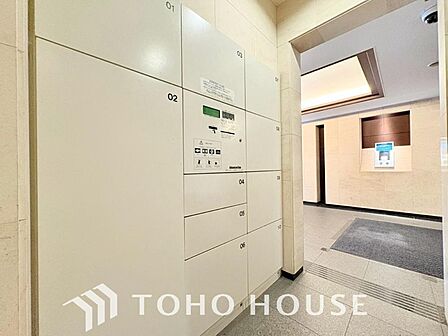 宅配ボックスは、ネットショッピングなどによる小型のお届け物の受け取りに大変便利です。不在時でも荷物を受け取れるため再配達の手間がなく、日々の暮らしに快適さとゆとりをプラスする、嬉しい高機能な設備です。