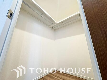 たっぷりと荷物が収納できるよう、ウォークインクローゼットを完備しました。実際の大きさや、広さの感覚は、画像とは異なりますので、ぜひ現地に足を運んでいただき、ご自身の目でその魅力を確かめてみてください。