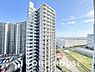 周辺：青空を感じられるバルコニーには、爽やかな風が吹き抜け、周辺には戸建住宅街の景色が広がります・・・。その豊かな眺望にふさわしい住空間には、通風と採光にも優れ、心地よい光と風があふれる設計となっています。