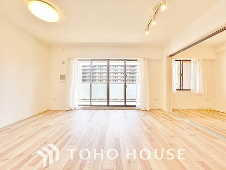 さわやかな「通風」と「採光」を、存分に感じることが出来る空間。毎日の暮らしに癒しをもたらす居心地の良いリビングです。家族みんなが集まる場所だからこそ、一番明るく、使い勝手のいい空間に仕上げております。