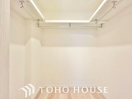 たっぷりと荷物が収納できるよう、ウォークインクローゼットを完備しました。実際の大きさや、広さの感覚は、画像とは異なりますので、ぜひ現地に足を運んでいただき、ご自身の目でその魅力を確かめてみてください。