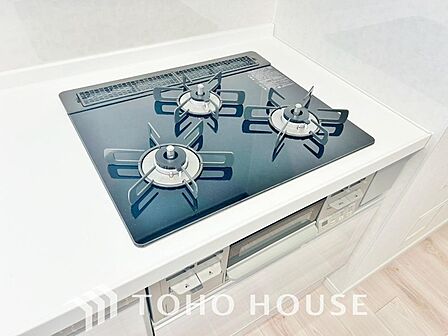 毎日料理をする方や、品数を多く作りたいご家族に、嬉しい3口コンロ。複数の調理を同時に進められるため、忙しい時間帯の夕食準備もスムーズにはかどります。料理の効率と、楽しさを広げてくれる、必須の設備です。