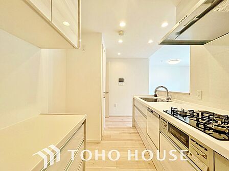 調理中の煙や臭いを、効率よく排出し、キッチン空間を清潔に保つレンジフード。リビングに臭いが広がるのを防ぎ、いつでも爽やかな空間をキープします。お料理の時間をより快適に、スマートにサポートする設備です。