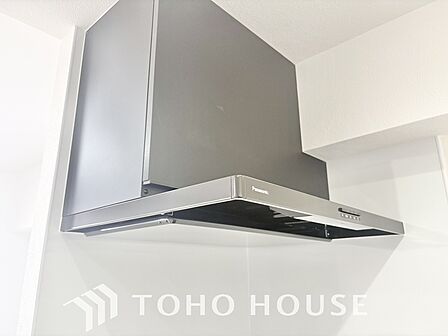 調理中の煙や臭いを、効率よく排出し、キッチン空間を清潔に保つレンジフード。リビングに臭いが広がるのを防ぎ、いつでも爽やかな空間をキープします。お料理の時間をより快適に、スマートにサポートする設備です。