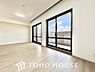 室内：建物の居住性にこだわった邸宅は、「落ち着き」と「安らぎ」と「快適」を実現してくれます。「ホワイトナチュラルのテイスト」が、自然体で過ごせる心地良さを生み出し、家族の優しい時間がここでは流れてゆきます。