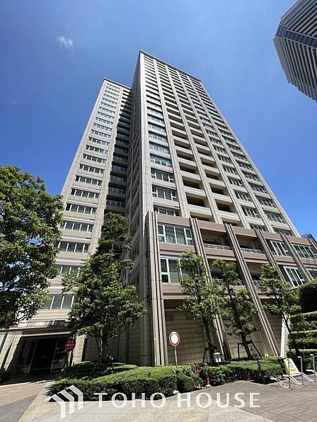 建物の居住性に拘った邸宅は「落ち着き」と「安らぎ」と「快適」を実現してくれます。明るい光が差し込む広々としたリビングは家族が自然と集まる場所となり、何気ない日々の暮らしに豊かな笑顔と温もりを届けます。