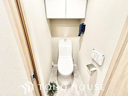 リフォームされ一新された清潔感のあるトイレ。温水洗浄機能付きです。クリーンで快適な空間が日々の暮らしに、心地よいゆとりをプラス。細部までこだわり抜いた設備が、毎日の生活を優しくサポートする住まいです。