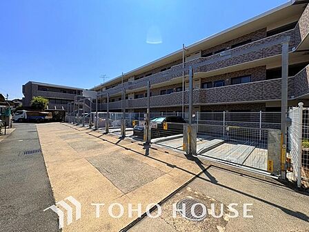 敷地内駐車場(空き状況、料金等についてはお気軽にお問合せください。)