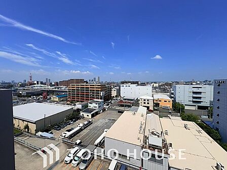 豊かな陽光に照らしだされる素敵な空間。季節を問わずに華やいだ素敵な風景をお楽しみいただけます。大きな窓から差し込む光が室内を明るく満たし、日々の暮らしに、四季の彩りと上のラックスタイムをお届けます。
