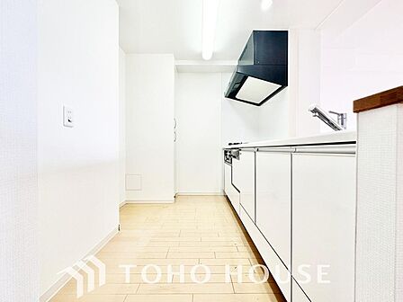 随所に、料理への配慮が施された、美しく使いやすいキッチン空間。優しい温もりに包まれた広々スペースなら、毎日の調理作業も快適でスムーズです。料理の時間が楽しみになり、日に日に腕前も上がりそうな設計です。