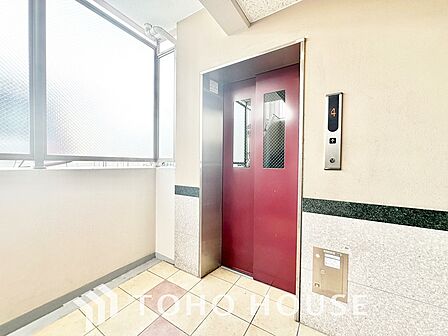 エレベータ。重い荷物があるときやお子様をベビーカーに乗せて移動する際などにとても便利です。足腰への負担を軽減してくれるため、シニア世代の方にも優しく、日々の暮らしに欠かせない安心の設備が整っています。