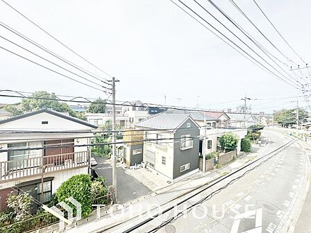 青空を感じられるバルコニーには、爽やかな風が吹き抜け、周辺には戸建住宅街の景色が広がります・・・。その豊かな眺望にふさわしい住空間には、通風と採光にも優れ、心地よい光と風があふれる設計となっています。