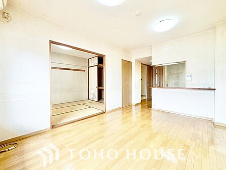 建物の居住性にこだわった邸宅は、「落ち着き」と「安らぎ」と「快適」を実現してくれます。「ホワイトナチュラルのテイスト」が、自然体で過ごせる心地良さを生み出し、家族の優しい時間がここでは流れてゆきます。