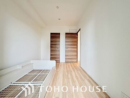 お子さまの心と身体を見守る子供部屋として、小さな自立心を育むお部屋作りを見越してご覧下さい。成長に合わせてレイアウトを変更しやすく、のびのびと過ごせる設計に。将来の夢や個性を豊かに育む安心の空間です。