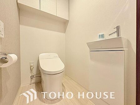家族が毎日使うプライベートな空間。清潔で使いやすいトイレにすることで、日々の暮らしがより快適になります。最新の機能とお手入れのしやすい設計を施し、いつでも気持ちよく、家族誰もが安心して使える空間です。