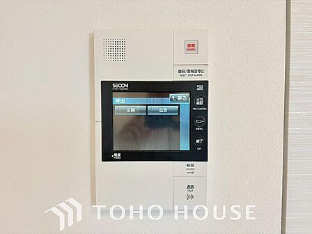 「見える安心」を実現するために、誰が訪れてもすぐにわかるようモニター付きインターホンを設置しました。ドアを開けずに室内から安全に相手を確認・対応できるため、お子様のお留守番や防犯面でも心強い設備です。