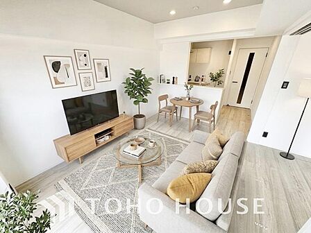 造りこんだ空間演出の妙が生み出す光と質のハーモニーは、この住宅のクオリティの良さを実感させてくれますね。モダンで美しい佇まいが、毎日の暮らしに彩りを添えてくれます。※家具・家電はAI加工によるものです