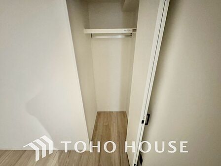 居室にはクローゼットを完備し、自由度の高い家具の配置が叶うシンプルな空間です。衣類や物がすっきりと収まるため、お部屋の広さを有効活用できます。模様替えも楽しみやすく、自分好みの快適な寝室や子供部屋に。