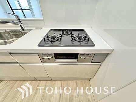 お料理の幅が広がる3口ガスコンロを採用。複数のメニューを同時に効率よく調理できるため、忙しい夕食の準備も手際よくこなせます。強火力で炒め物も美味しく仕上がり、毎日の食卓をよりゆたかに彩るキッチンです。