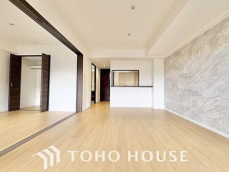 光が注がれる青い空から鮮やかに赤色にゆっくりと染まる。そんな優しい時間がここでは流れてゆく。