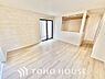 室内：建物の居住性にこだわった邸宅は、「落ち着き」と「安らぎ」と「快適」を実現してくれます。「ホワイトナチュラルのテイスト」が、自然体で過ごせる心地良さを生み出し、家族の優しい時間がここでは流れてゆきます。