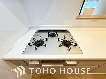 3口コンロは一度に複数のお料理を作ることができるメリットがあります。毎日のキッチンタイムを効率よく。テキパキと調理が進むことで時間にゆとりが生まれ、ご家族と笑顔で囲む食卓がより豊かで温かなひとときに。