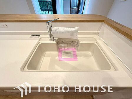 安全でおいしい水が手軽に。ボタン一つで浄水と原水をスムーズに切り替えられる浄水器一体型水栓を使用。蛇口まわりがすっきり美しく収まるデザインで、大切な家族の健康的な食生活をいつでも優しくサポートします。